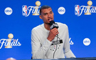 马刺球迷在NBA总决赛0比2落后尼克斯的不利局面下依然坚定支持文班亚马，纷纷表示：“他才22岁，未来还有无限可能”